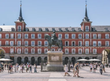 Panorama Plaza Mayor w Madrycie z charakterystycznymi czerwonymi budynkami i pomnikiem na środku